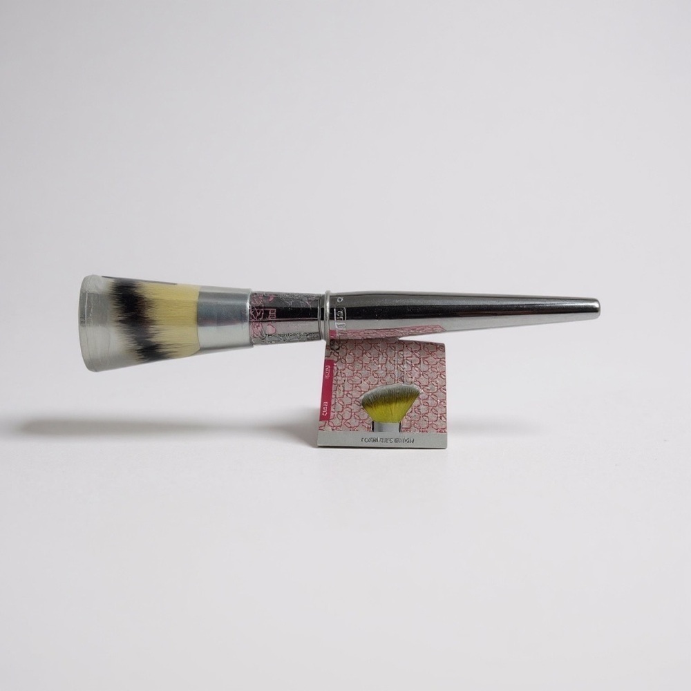 NWT- It Cosmetics Blush Brush